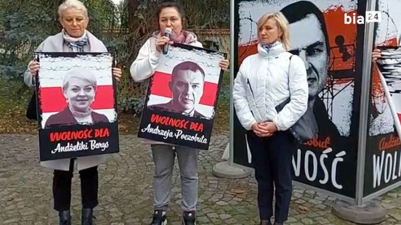Od lewej: Irena Biernacka, Olga Lisica i Maria Tiszkowska w czasie manifestacji w Białymstoku [fot. archiwum Bia24]