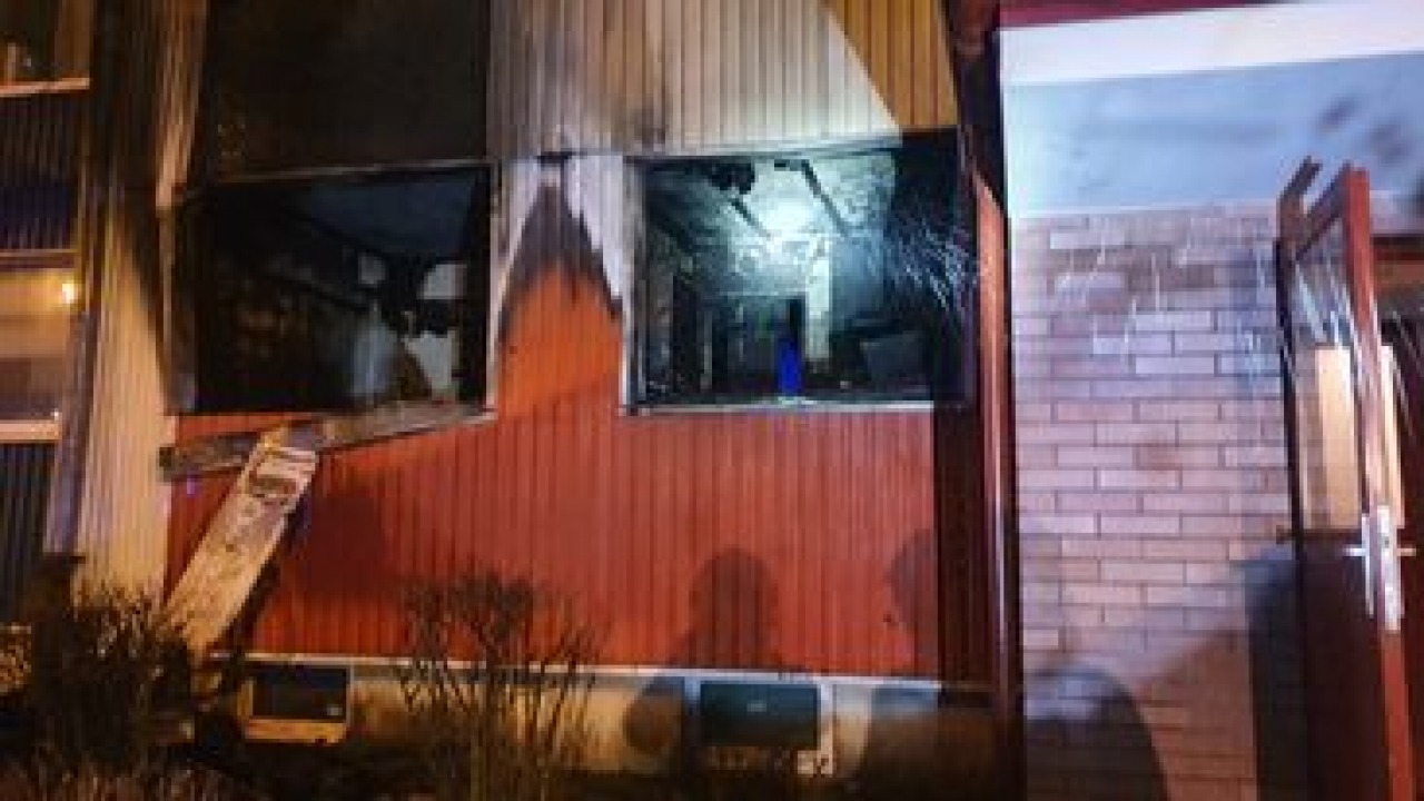 Pożar mieszkania w bloku wielorodzinnym w Kleosinie [fot. kpt. Marek Organek/KM PSP w Białymstoku]