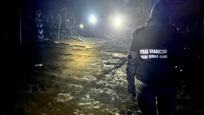 Atak przy granicy polsko-białoruskiej. Rzucali w&nbsp;policjantów kamieniami