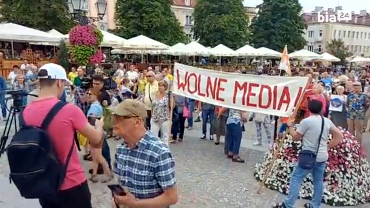 KOD w obronie TVN - manifestacja w Białymstoku. sierpień 2021 r. [fot. archiwum Bia24]