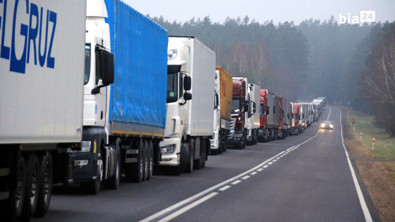 W kolejce do Bobrownik czeka ponad 900 ciężarówek [fot. Bia24]