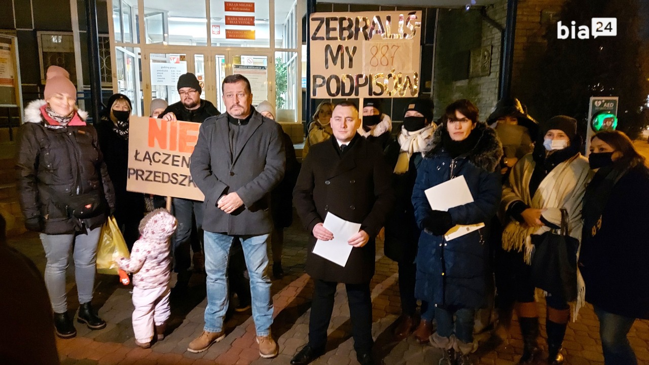 Rodzice protestujący przeciwko łączeniu przedszkoli w Białymstoku 16.12.2021 [fot. Bia24]