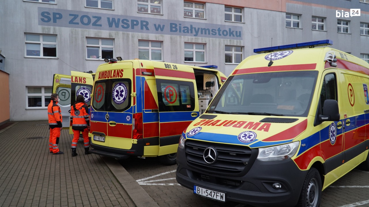 Ratownicy z SP ZOZ WSPR w Białymstoku otrzymali trzy nowe ambulanse [fot. Patryk Śledź/bia24.pl]