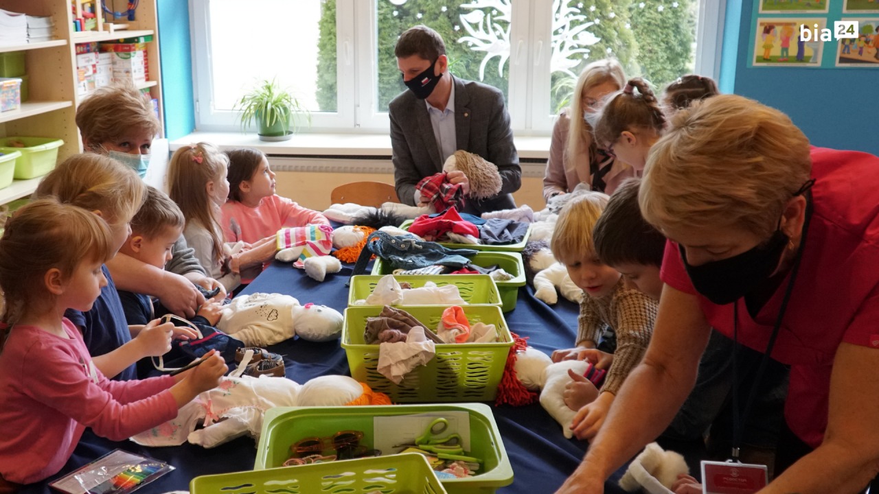Dzieci z Przedszkola nr 26 w Białymstoku szyły lalki w ramach akcji UNICEF [fot. Patryk Śledź/bia24.pl]