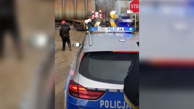 Nie zatrzymała się "na STOPie". Zderzyła się z&nbsp;pociągiem
