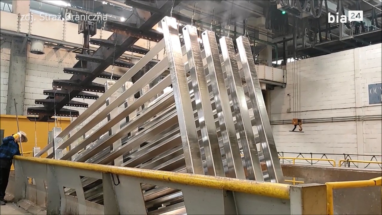 VIDEO. Powstają olbrzymie przęsła zapory na&nbsp;polsko-białoruskiej granicy