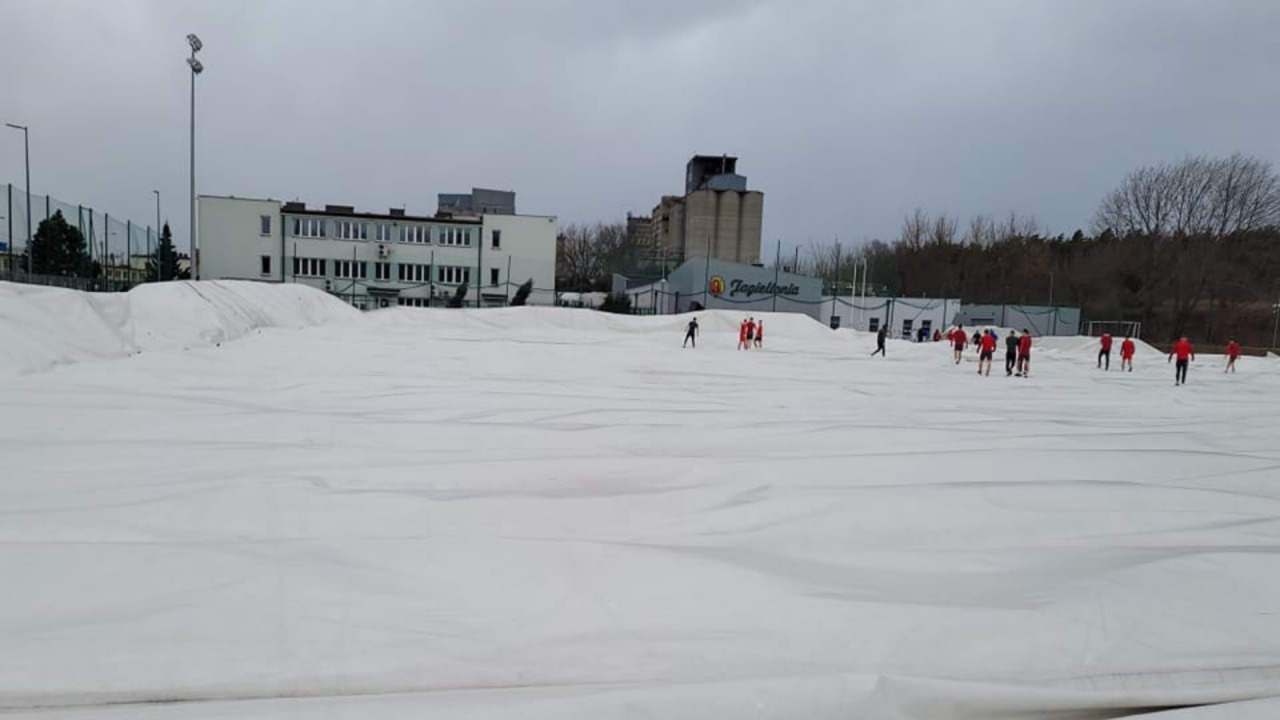 Kibice Jagiellonii Białystok pomogą w usunięciu zawalonego balonu [fot. fb.com/ŁKS Łomża]