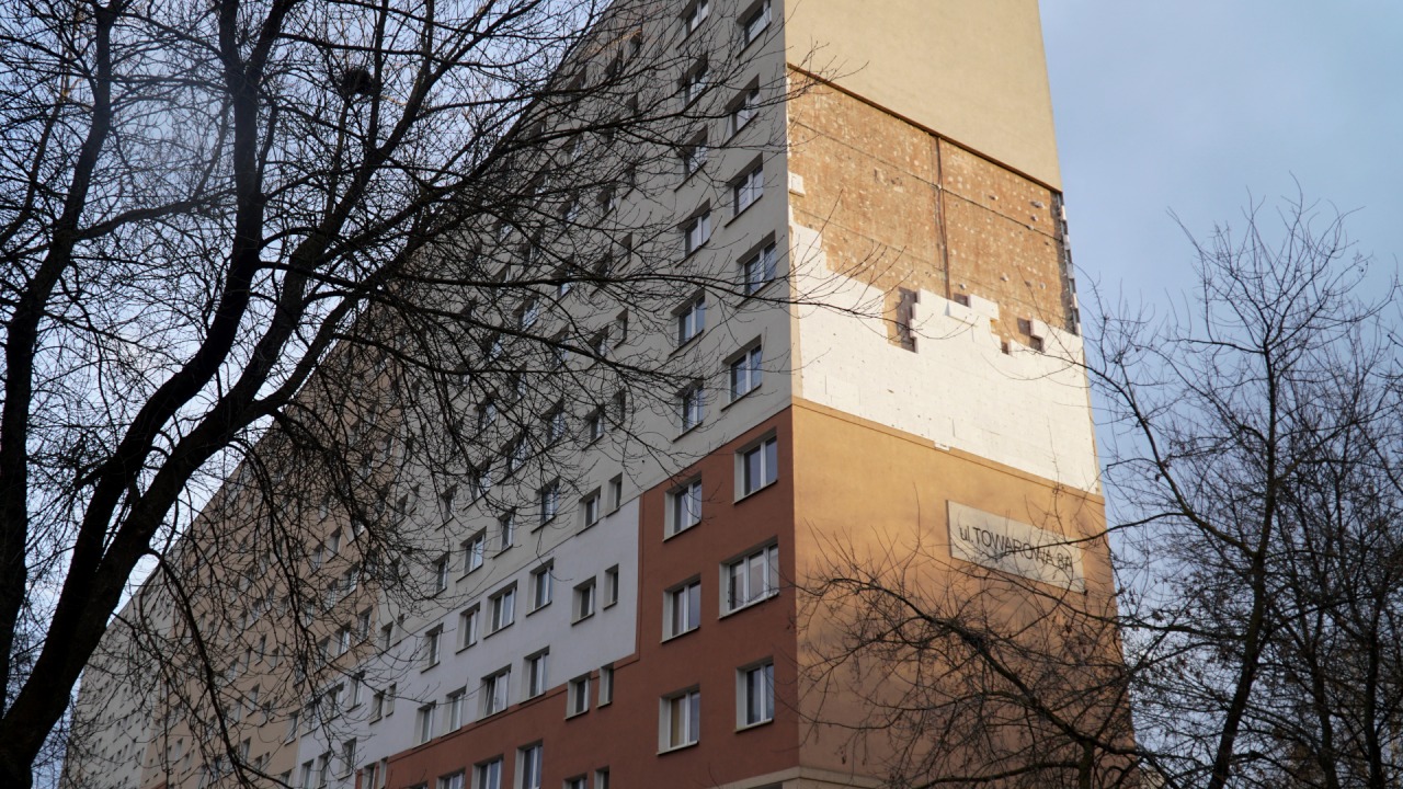 Zniszczona elewacja bloku przy ul. Towarowej w Białymstoku [fot. Bia24.pl]