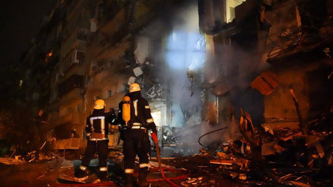Kijów zniszczenia po nocnym ataku rakietowym [fot. Twitter]