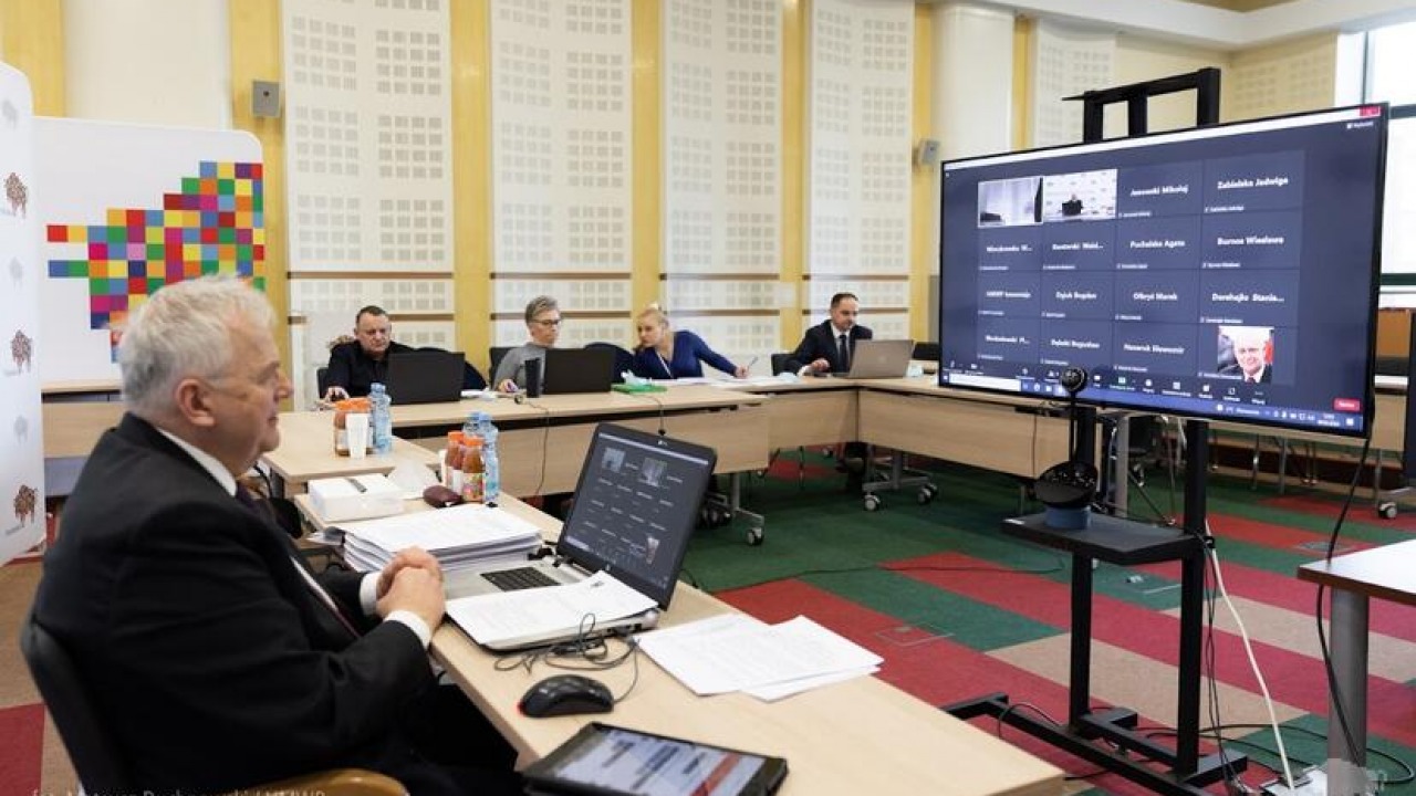 Przewodniczący prowadzi sesję sejmiku województwa podlaskiego [fot. UMWP] 