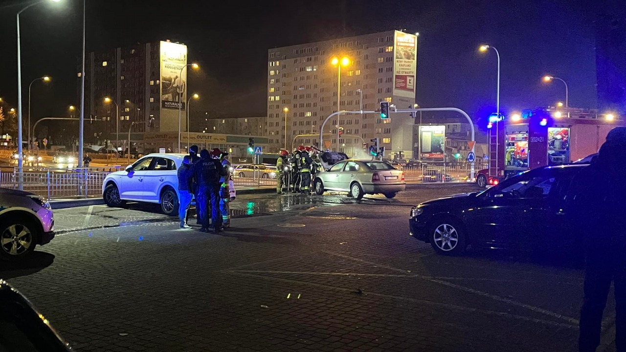 Straż Pożarna gasiła samochód na parkingu przed Galerią Antoniuk [fot. bia24.pl]