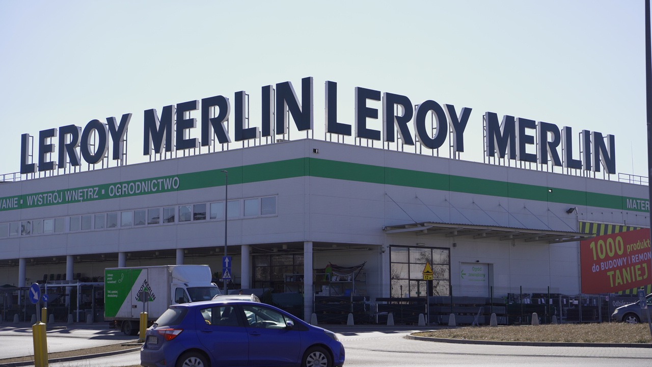 VIDEO. Fundacja namawia do&nbsp;bojkotu Auchan, Decathlon i&nbsp;Leroy Merlin