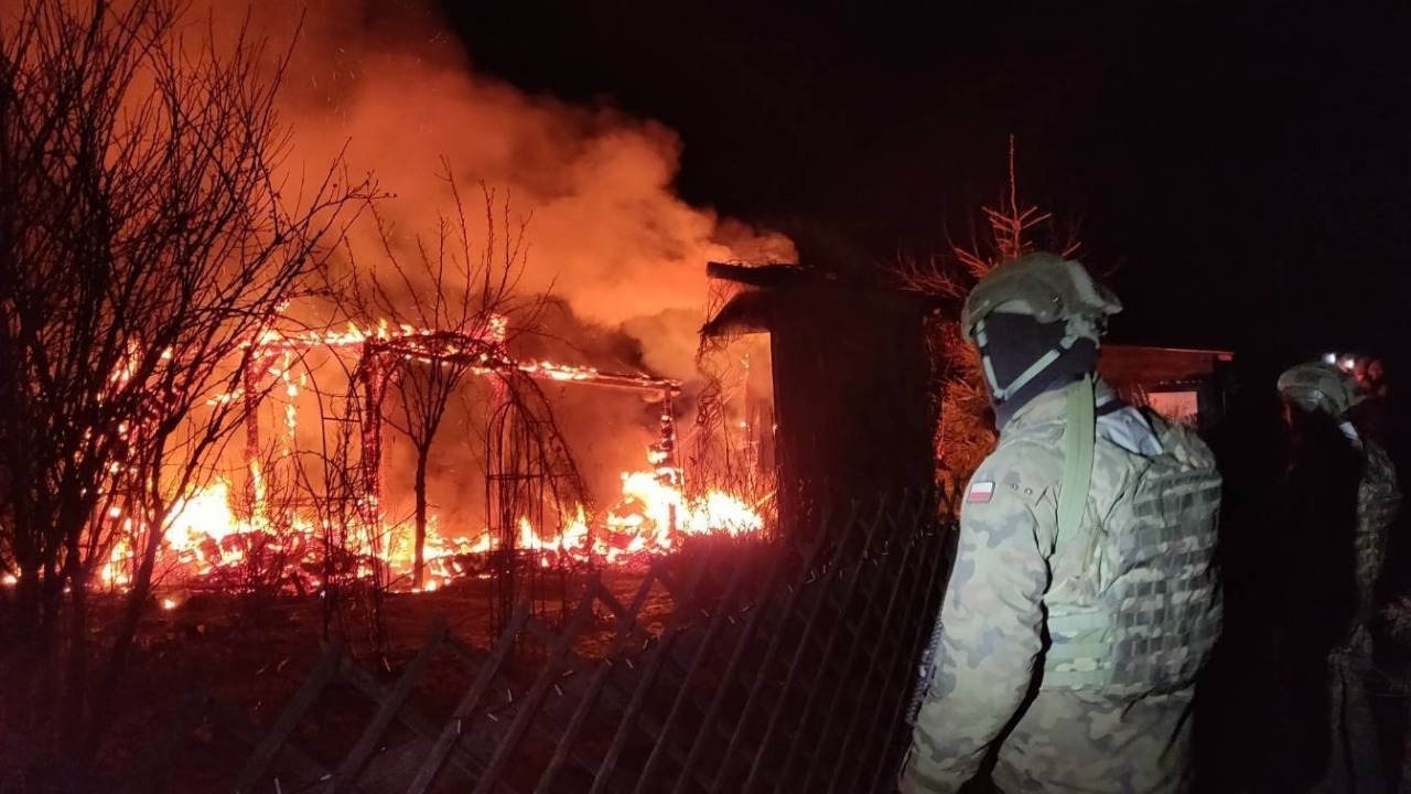Pożar domku letniskowego w Ozieranach Wielkich [fot. WOT]