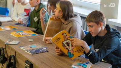 FOTO. Ukraińcy uczą się w&nbsp;Białymstoku. Pomaga im wyjątkowa książka