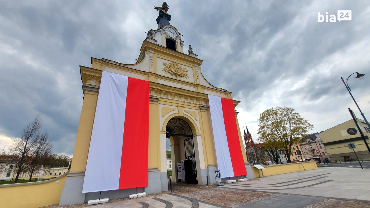 Białystok udekorowany barwami narodowymi RP [fot. Bia24]
