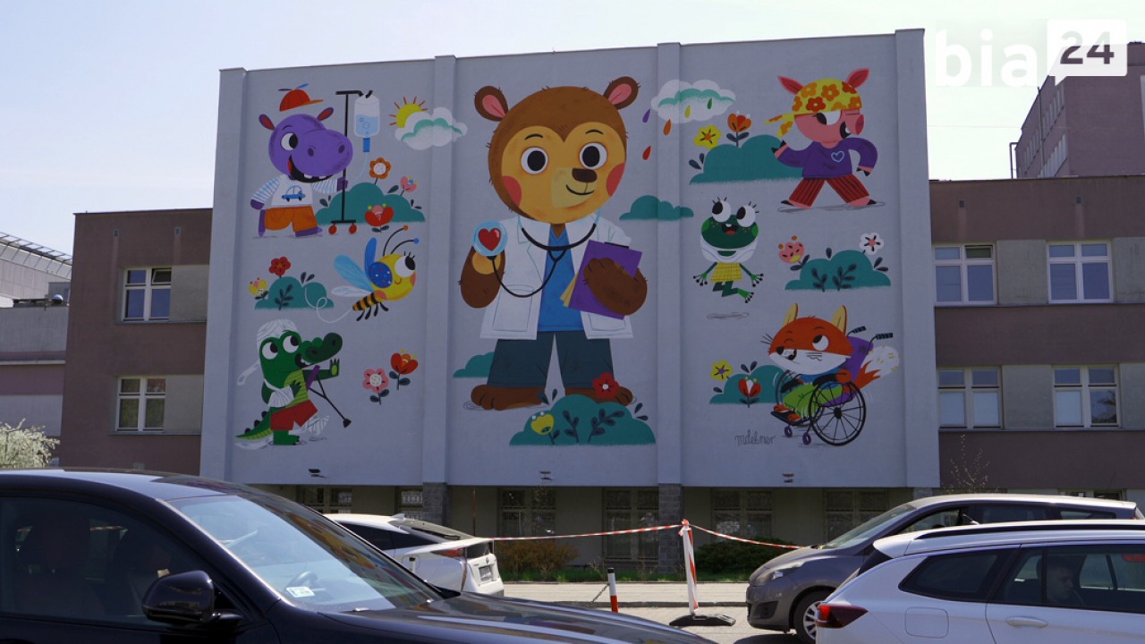VIDEO. Miś wita małych pacjentów. Nowy mural w&nbsp;Białymstoku