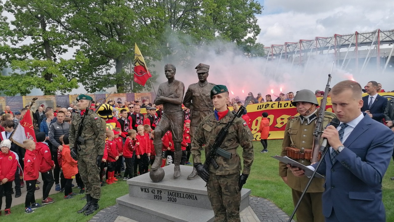 Odsłonięcie pomnika żołnierzy 42. Pułku Piechoty [fot. twitter.com/RobertBonkowski]