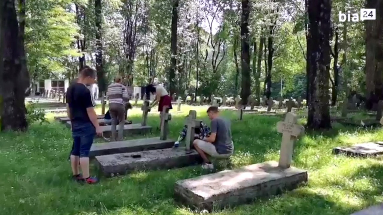 Sprzątanie grobów żołnierzy na Cmentarzu Wojskowym w Białymstoku [fot. Bia24]