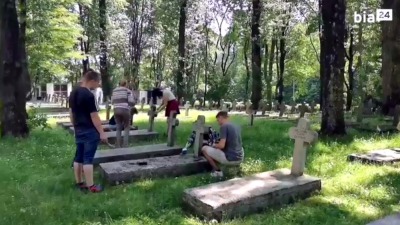 Sprzątanie mogił żołnierskich na&nbsp;Cmentarzu Wojskowym