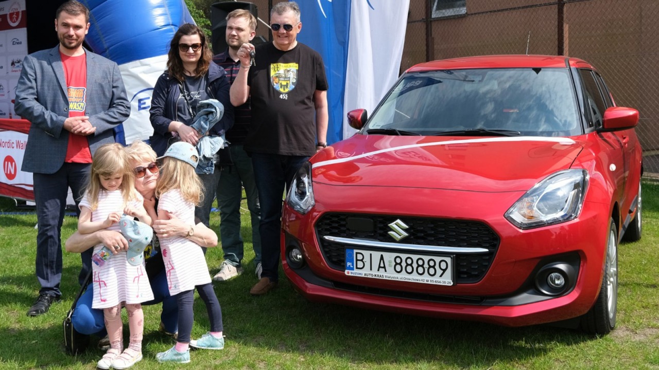 Pan Tadeusz z rodziną, burmistrzem Wasilkowa i swoim nowym samochodem [fot. UM Wasilków]