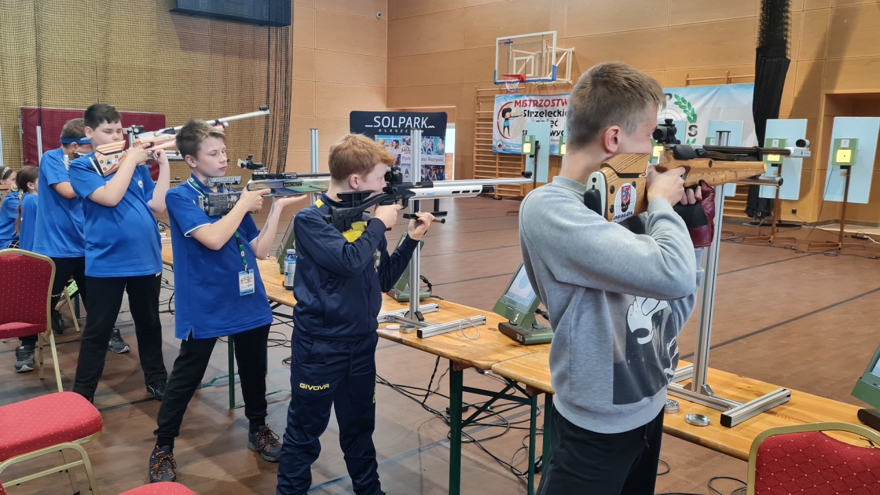 Ponad 300 dzieciaków z całej Polski za darmo uczy się strzelectwa, projekt koordynuje KS Kaliber Białystok [fot. PZSS]