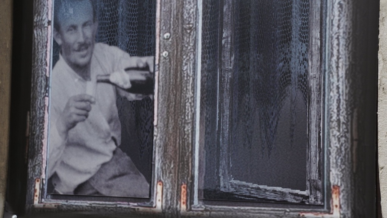  Stare domy potrzebują ludzi. Instatalcja artystyczna na ul. Słonimskiej 15 w Białymstoku [fot. Łukasz Gawroński / WIDOK]