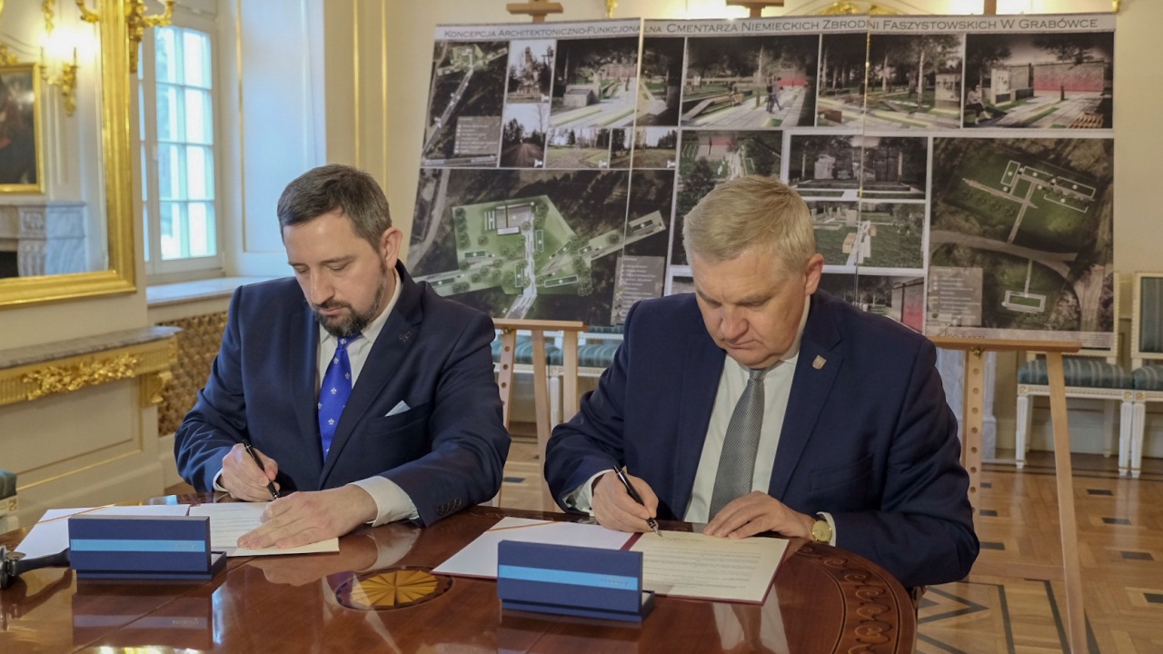 W 2018 roku samorząd Supraśla i Białegostoku podpisały list intencyjny w sprawie wspólnej rewitalizacji pomnika w Grabówce [fot. arch. UM Białystok]