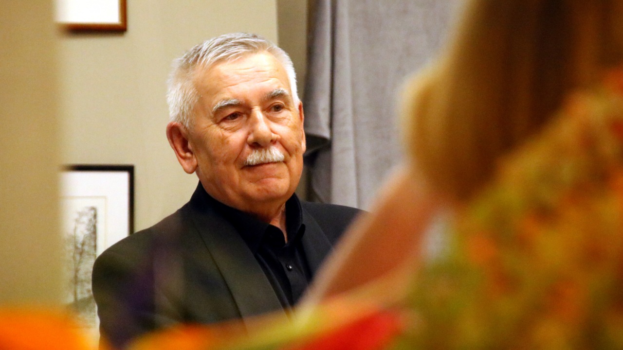 Władysław Pietruk jest autorem ponad 20 tysięcy grafik o naszym regionie [fot. Bia24]