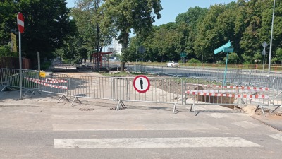 Utrudnienia na&nbsp;drodze dla rowerów i&nbsp;pieszych wzdłuż alei Piłsudskiego