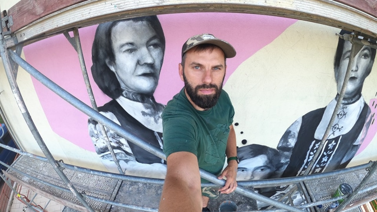 Arkadiusz Andrejkow i jego nowy mural w Gródku [fot. A.Andrejkow]
