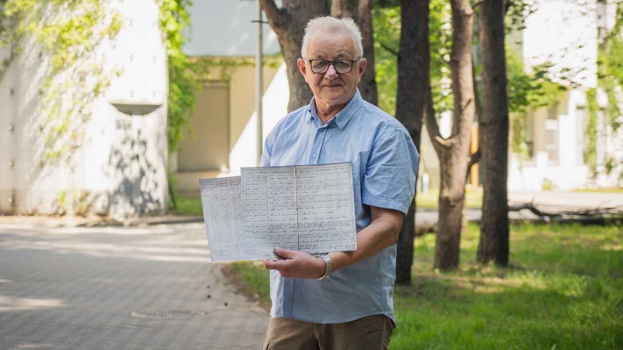Prof. Andrzej Górniak ze swoim odkryciem [fot. UwB] 