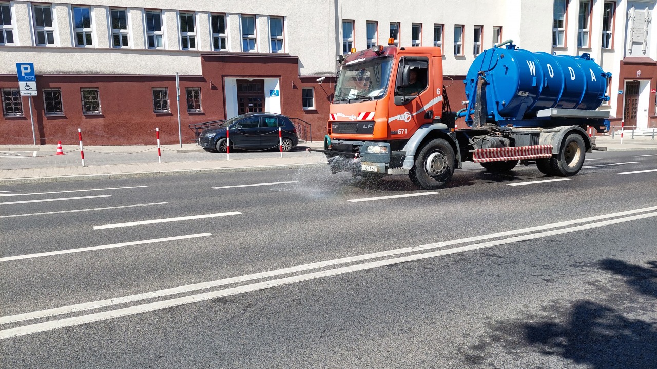 Polewaczki schładzają wodą asfalt na ulicach Białegostoku [fot. Daniel Abramowicz/bia24.pl]