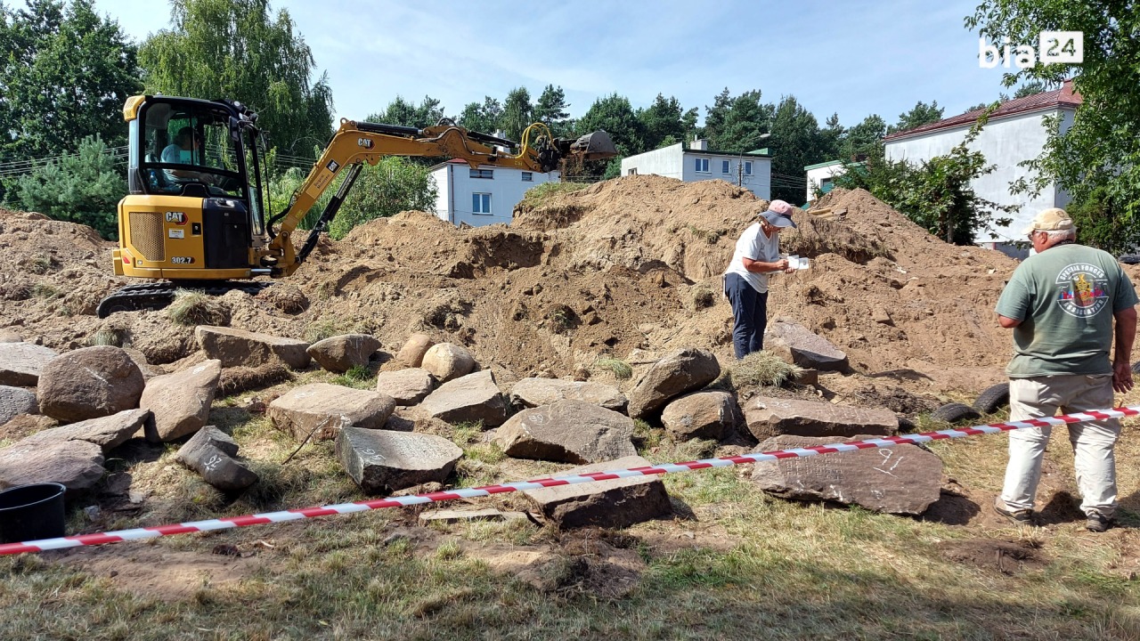 Odnalezione macewy i rozkopana górka na Bagnówce [fot. Bia24]