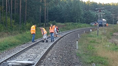 Uszkodzone tory po&nbsp;wypadku kolejowym koło Augustowa