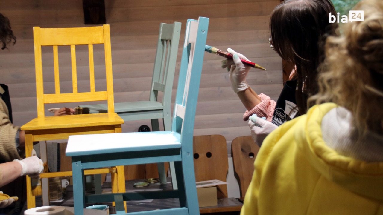 Malowanie krzeseł [fot. Bia24] 