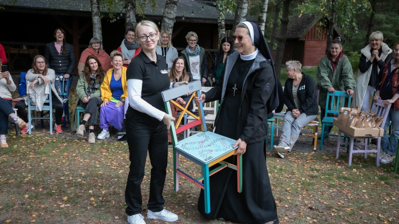 Kolorowe krzesła trafiły do "Opoki" w Wasilkowie