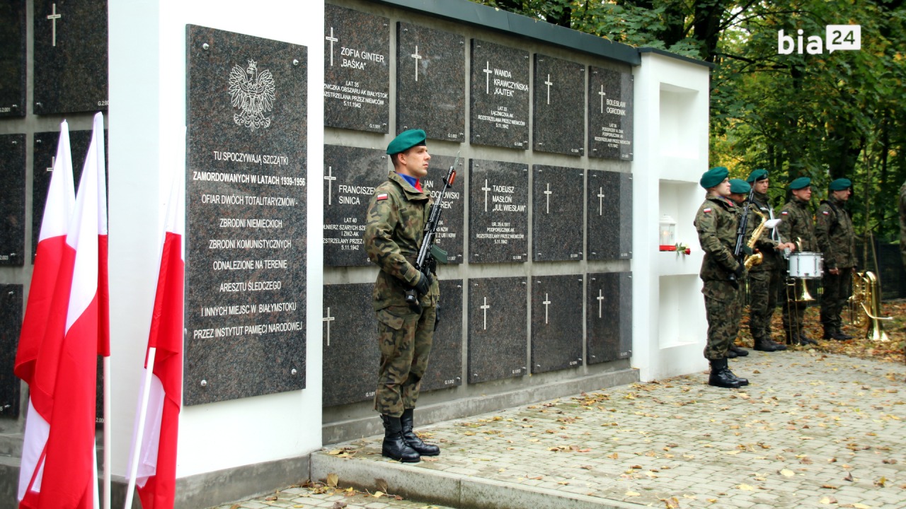 Poświęcenie kolumbarium na Cmentarzu Wojskowym w Białymstoku [fot. Bia24]