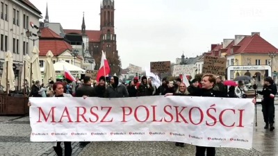 VIDEO. Skromny „Marsz Polskości” w&nbsp;deszczu