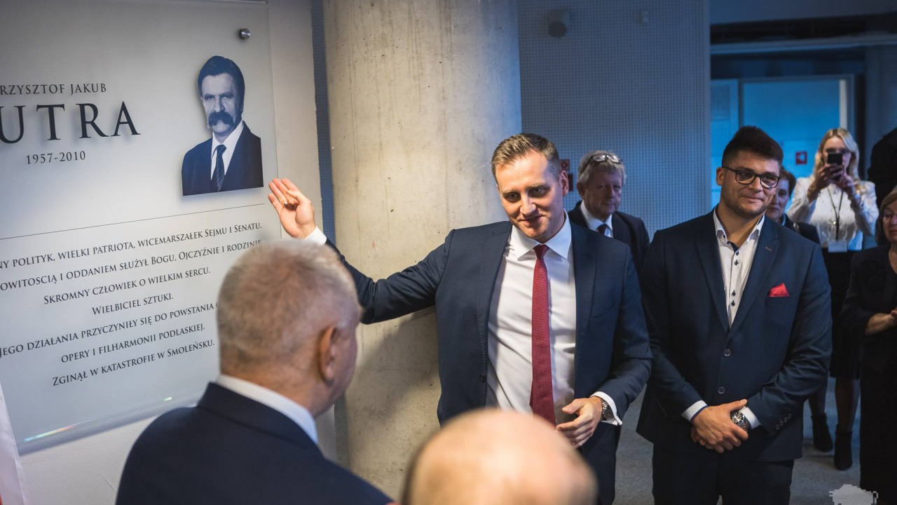 W odsłonięciu tablicy Krzysztof Putry wzięli udział również jego synowie [fot. podlaskie.eu]