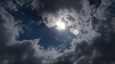 Niezwykłe zjawisko na&nbsp;niebie. Księżyc przysłoni tarczę Słońca