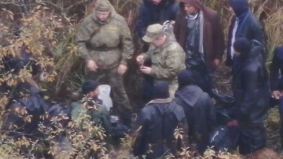 VIDEO. Przez&nbsp;granicę z&nbsp;pomocą białoruskich żołnierzy