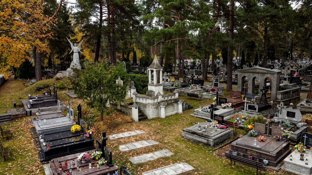 VIDEO. Cmentarz w&nbsp;Wasilkowie z&nbsp;drona