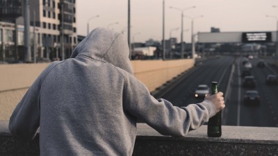 Jak pomóc osobie, która ma problem z alkoholem?