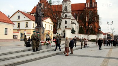 Imieniny Marszałka przed pomnikiem
