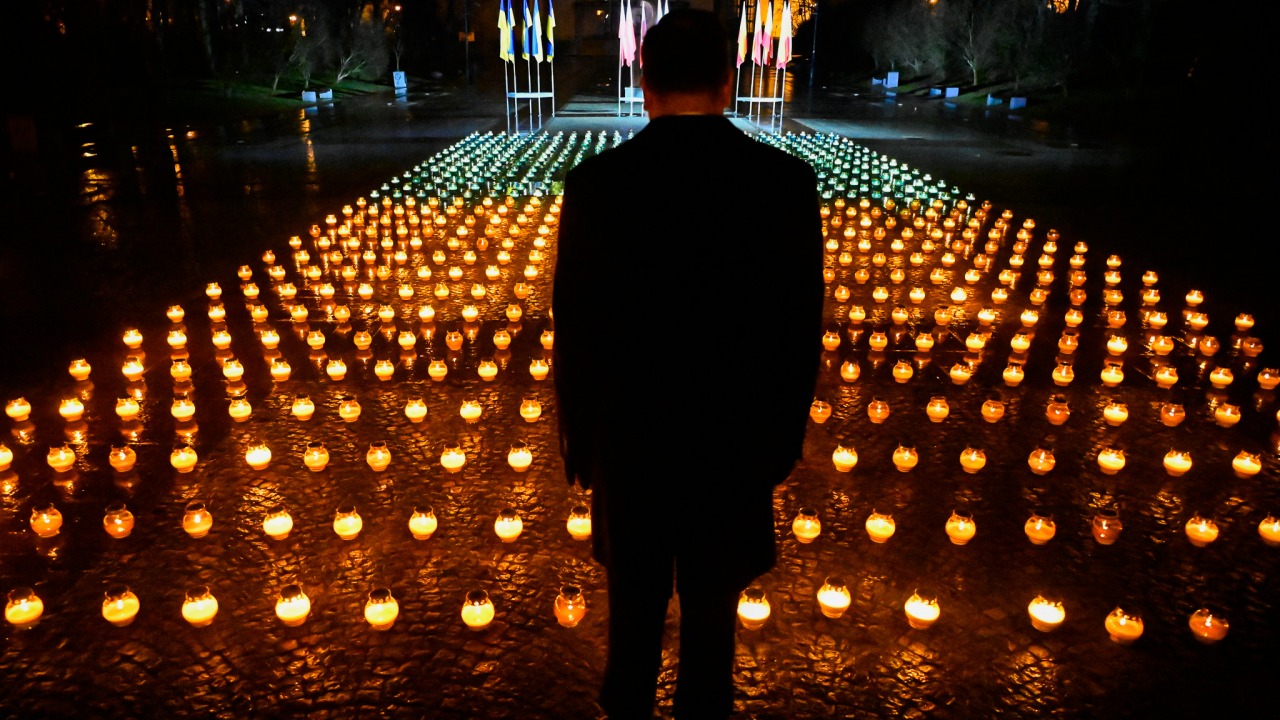 Rocznica napaści Rosji na Ukrainę - nocna manifestacja prezydentów Białegostoku [fot. UM Białystok]