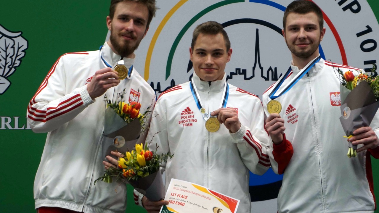 Michał Chojnowski (pierwszy z lewej) z KS Kaliber wywalczył drużynowe złoto na pneumatycznych Mistrzostwach Europy w Tallinie (Estonia) [fot. PZSS]