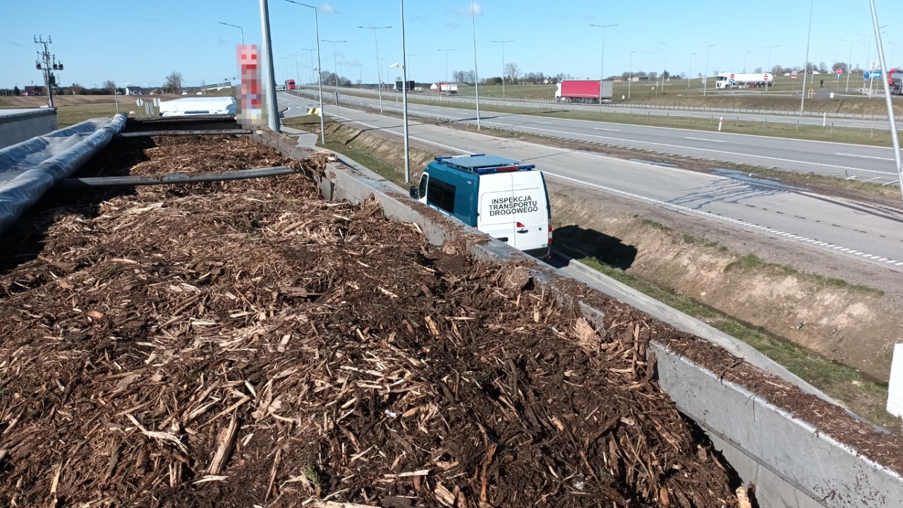 Kontrola ciężarówki z biomasą [fot. WITD Białystok] 