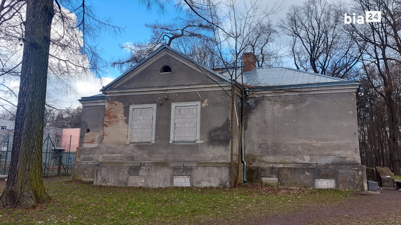 Zabytkowa stróżówka na sprzedaż [fot. Bia24] 