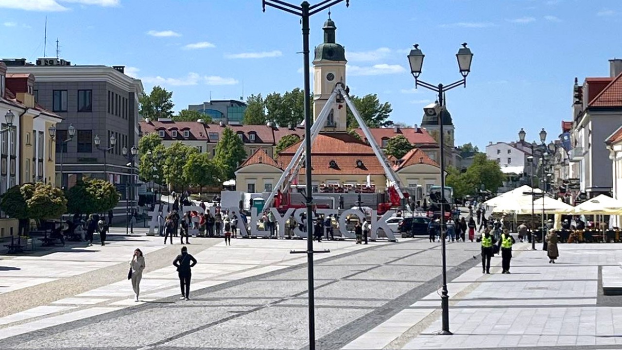 Montaż karuzeli w centrum Białegostoku [fot. Czytelnik Bia24]