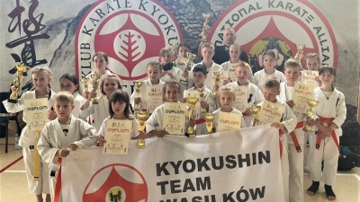 Karate. Młodzi zawodnicy z&nbsp;Wasilkowa z&nbsp;medalami